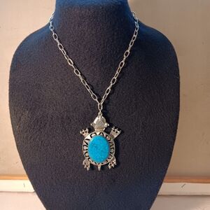 FAUX TURQUOISE VINTAGE METAL TURTLE NECKLACE. USED